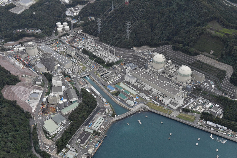 関西電力の高浜原発=福井県高浜町で2019年10月、本社ヘリから大西達也撮影