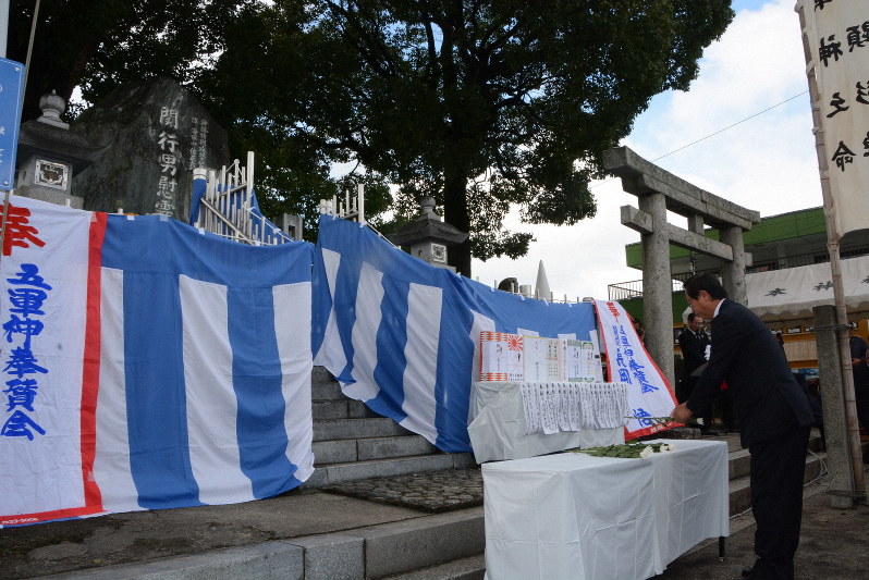 特攻隊員の冥福を祈り、献花する参列者=愛媛県西条市大町で2019年10月25日午前11時6分、花澤葵撮影