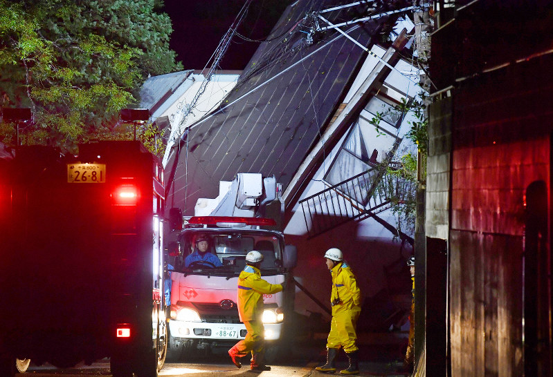 土砂崩れで倒壊した住宅=千葉市緑区誉田町で2019年10月25日午後8時27分、宮間俊樹撮影