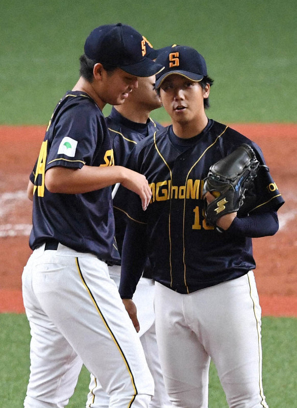 【シティライト岡山-鷺宮製作所】八回表シティライト岡山無死一、二塁、丸山のとき、鷺宮製作所の西村(左)から投手交代する平川(右)=京セラドーム大阪で2019年10月25日、小松雄介撮影