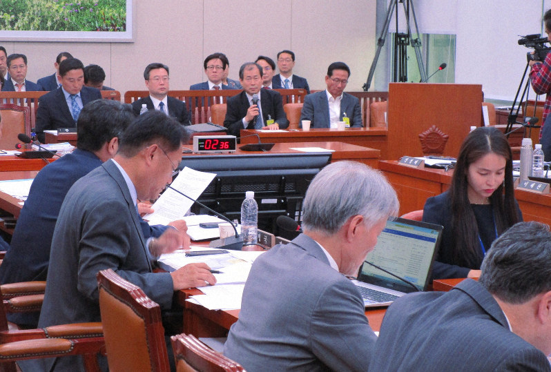 徴用工問題を議論する国会外交統一委員会で、「被害者の声を聞いてほしい」と証言する原告団弁護士(中央奥)=2019年10月21日、堀山明子撮影