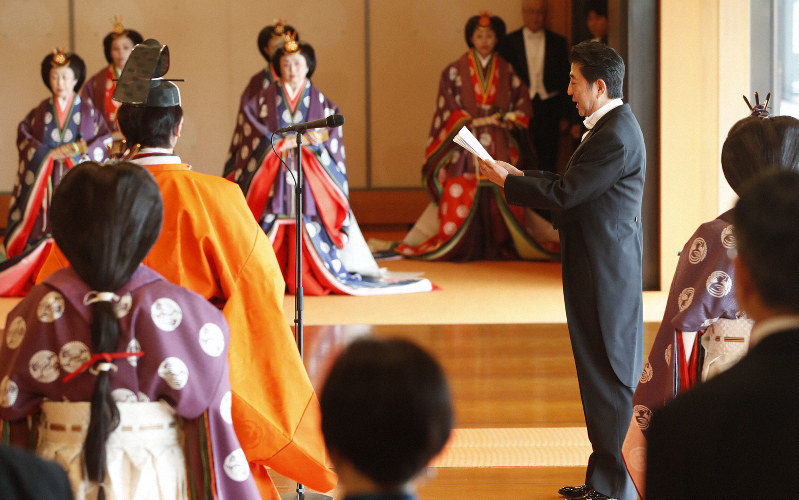 「即位礼正殿の儀」で「寿詞」と呼ばれる祝辞を読み上げる安倍晋三首相=皇居・宮殿「松の間」で2019年10月22日、代表撮影