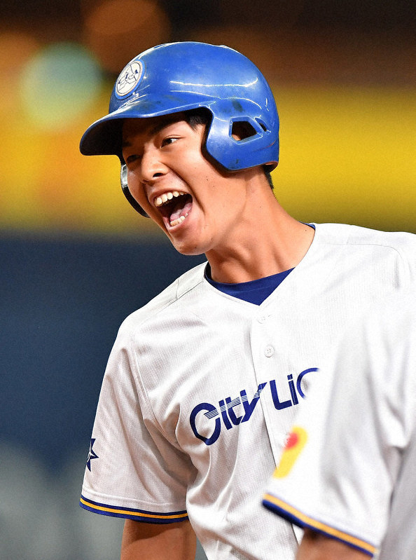 七回表1死満塁に代打で2点適時打を放ち気勢を上げる中山瞬選手=京セラドーム大阪で2019年10月25日、猪飼健史撮影