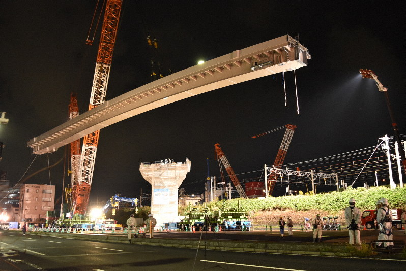 国内最大級クレーンがJR線の上に一夜で渡線橋架ける 北九州市 | 毎日新聞