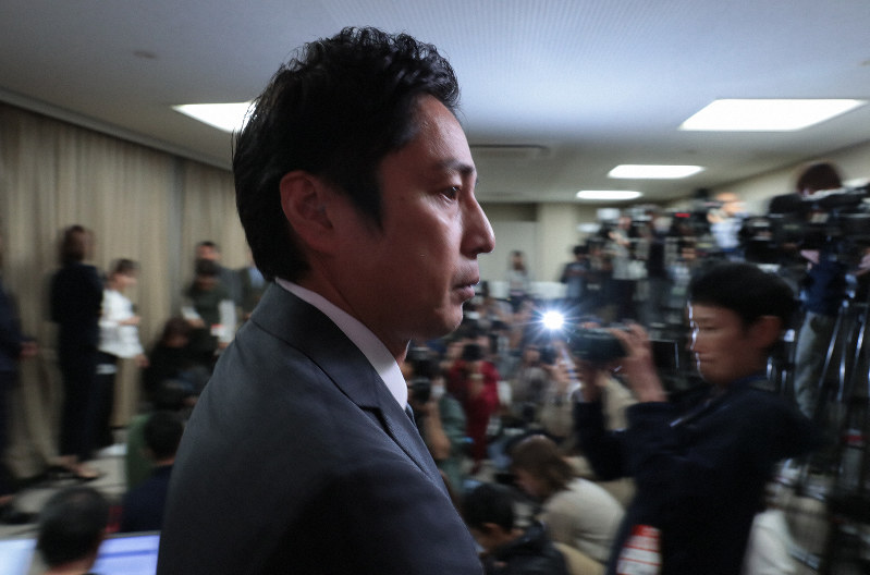 チュートリアル徳井さん 当面の間 活動自粛 吉本が発表 毎日新聞