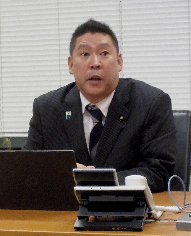 敗戦の弁を述べる立花孝志氏=東京都千代田区の参院議員会館で2019年10月27日午後8時3分、山越峰一郎撮影