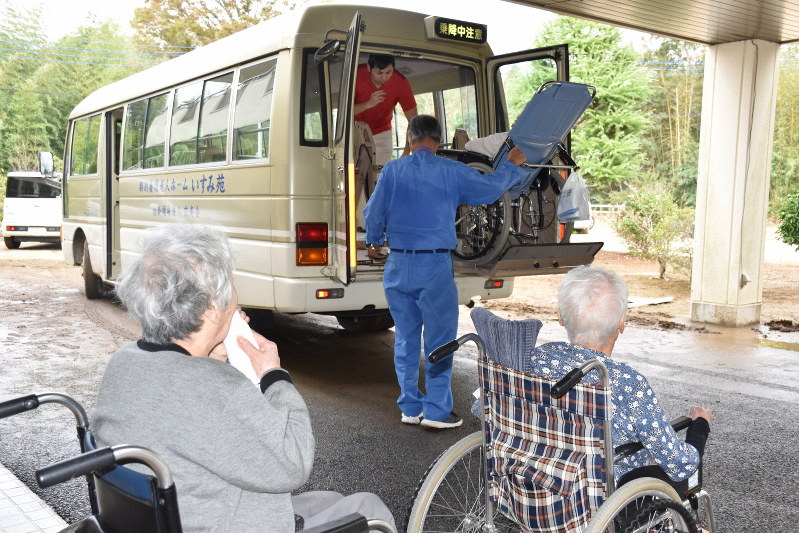別の施設に移動するためバスに乗り込む入居者たち=千葉県長柄町鴇谷の特別養護老人ホーム「ほしの郷」で、2019年10月27日午後2時23分、町野幸撮影