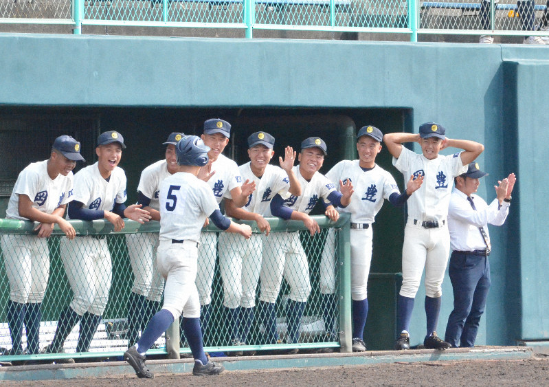 準決勝は岡豊vs尽誠学園 明徳義塾vs高知中央 秋季高校野球四国大会 毎日新聞