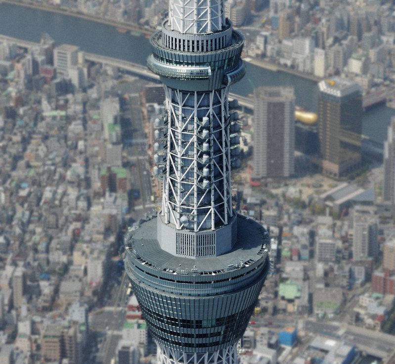 東京スカイツリーの天望回廊（上）と天望デッキ＝2012年4月15日、矢頭智剛撮影