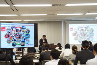 全銀協の説明会で、支援の取り組みを紹介する銀行の担当者＝東京都千代田区の全銀協会議室で10月21日