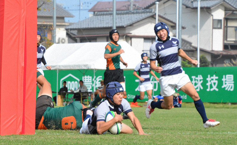 ポーポール近くにトライを決める高田のセンター山崎航暉選手(3年)