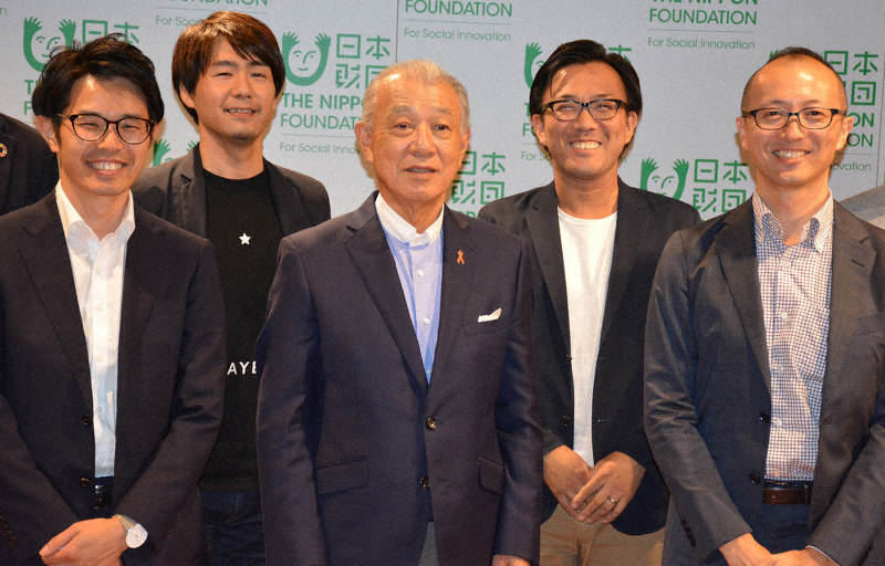 イベント出演者らとPRする日本財団の笹川陽平会長(中央)=東京都港区で2019年10月3日、川上克己撮影