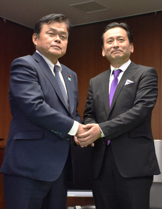 赤羽一嘉国土交通相(左)と握手を交わす佐賀県の山口祥義知事=国交省で2019年10月28日午後2時2分、竹林静撮影