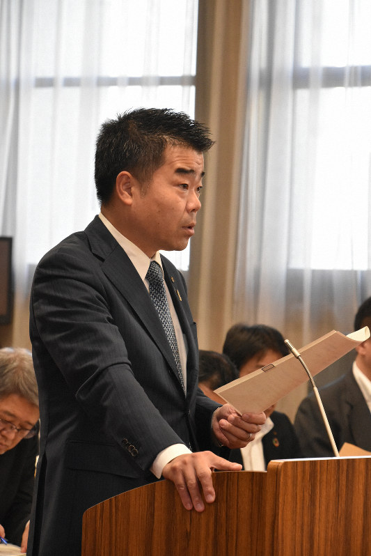 滋賀県議会決算特別委員会で県のホームページをめぐる質問に答える三日月大造知事=大津市京町4の県庁議員室で2019年10月28日午後2時28分、成松秋穂撮影