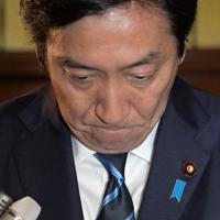 安倍晋三首相に辞表を提出したことを記者団に話し頭を下げる菅原一秀経済産業相