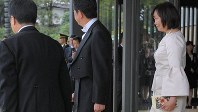 即位礼正殿の儀に参列し、首相と共に宮殿を出る安倍昭恵氏＝皇居・宮殿南車寄せで2019年10月22日午後1時44分、手塚耕一郎撮影