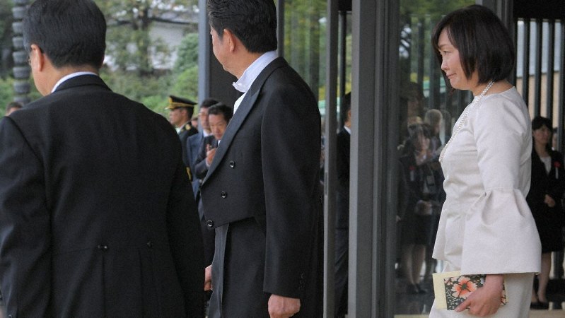 即位礼正殿の儀に参列し、首相と共に宮殿を出る安倍昭恵氏=皇居・宮殿南車寄せで2019年10月22日午後1時44分、手塚耕一郎撮影