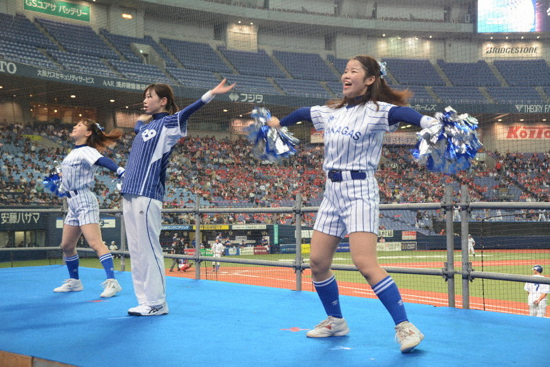 大阪ガスの3年ぶりの新人チアリーダー、平井聖華さん(右)と、4年目の山田真理子さん(左)=京セラドーム大阪で2019年10月26日、松浦吉剛撮影