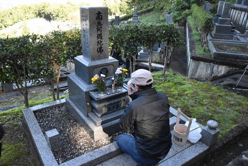 母外志子さんの墓参りをする前多智之さん=金沢市額谷町で、井手千夏撮影