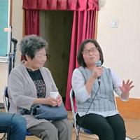 水俣病の認定申請を取り下げ、特別措置法での救済を選んだ苦しい心情を語る小笹恵さん（右）と、認定制度の矛盾に振り回されている坂本美代子さん＝大阪市生野区で、平野美紀撮影