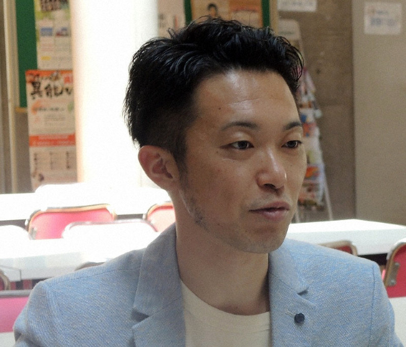 「お坊さん喫茶」に参加する僧侶、霍野廣由さん=玉木達也撮影
