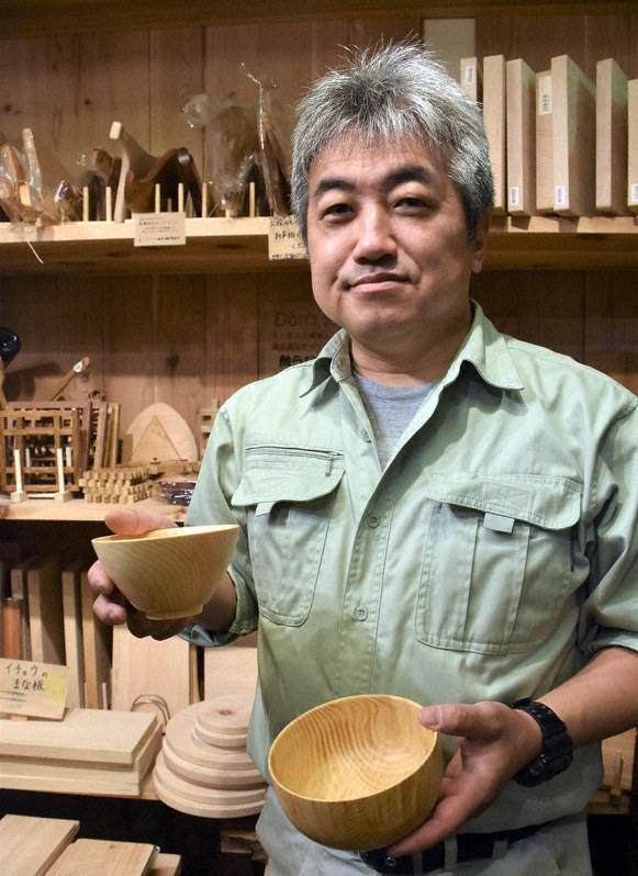 商品を手に「『奥大和』の魅力を県外にも発信したい」と意気込む長谷川桂二さん=奈良市で、小宅洋介撮影