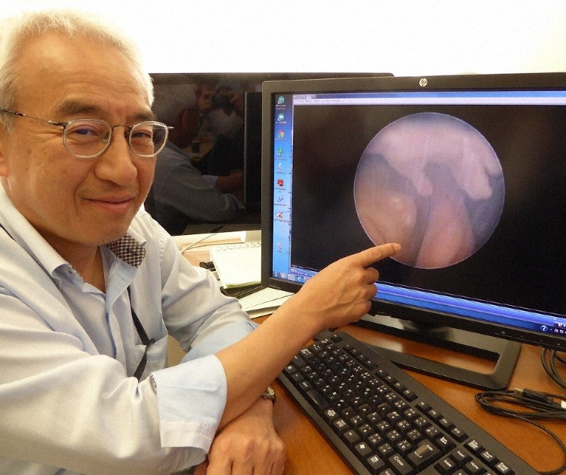 赤ちゃんの内視鏡画像を見ながら胎児治療について話す国立成育医療研究センターの左合治彦副院長=東京都世田谷区で2019年5月22日午後4時6分、千葉紀和撮影