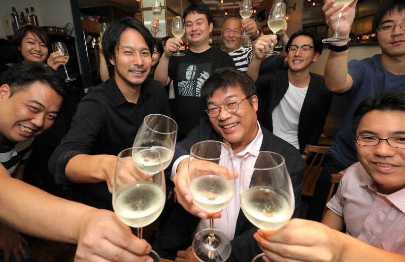 「ゲコノミスト」を立ち上げた藤野英人さん(中央)を囲んでノンアルコールドリンクで乾杯する「ゲコナイト」の参加者たち=東京都渋谷区で、宮武祐希撮影