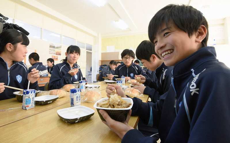 パンと牛乳の簡易給食と併せて提供された牛丼を食べる丸森中学校の生徒たち=宮城県丸森町で2019年10月28日、丸山博撮影