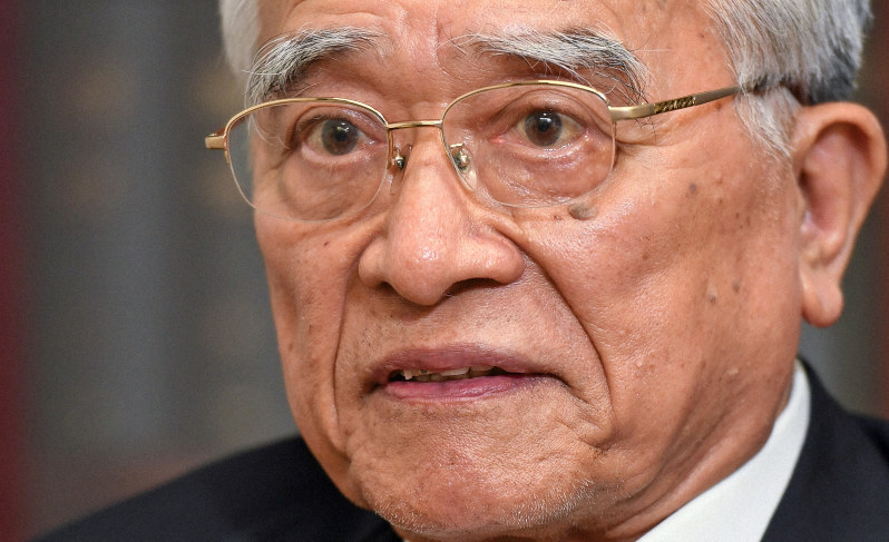 神崎武法氏=宮本明登撮影