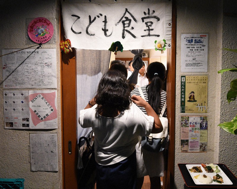 地域の子どもたちが集う「子ども食堂」=東京都大田区の「気まぐれ八百屋 だんだん こども食堂」で2018年9月20日、丸山博撮影