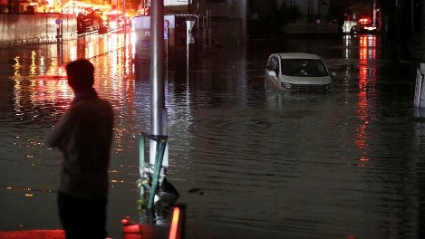 台風19号の影響で冠水し、路上に放置された乗用車=東京都世田谷区で2019年10月13日午前0時11分、小川昌宏撮影