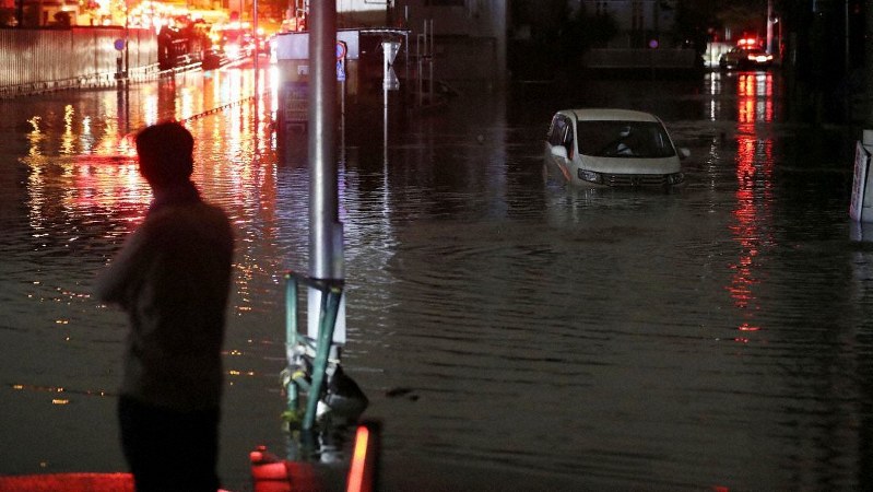 台風19号の影響で冠水し、路上に放置された乗用車＝東京都世田谷区で2019年10月13日午前0時11分、小川昌宏撮影