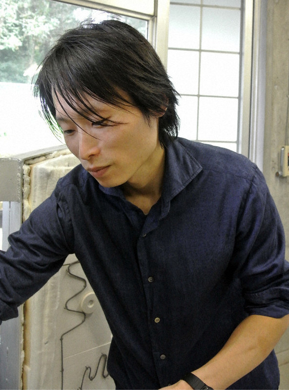 津守秀憲さん=富山市西金屋の富山ガラス造形研究所で、青山郁子撮影