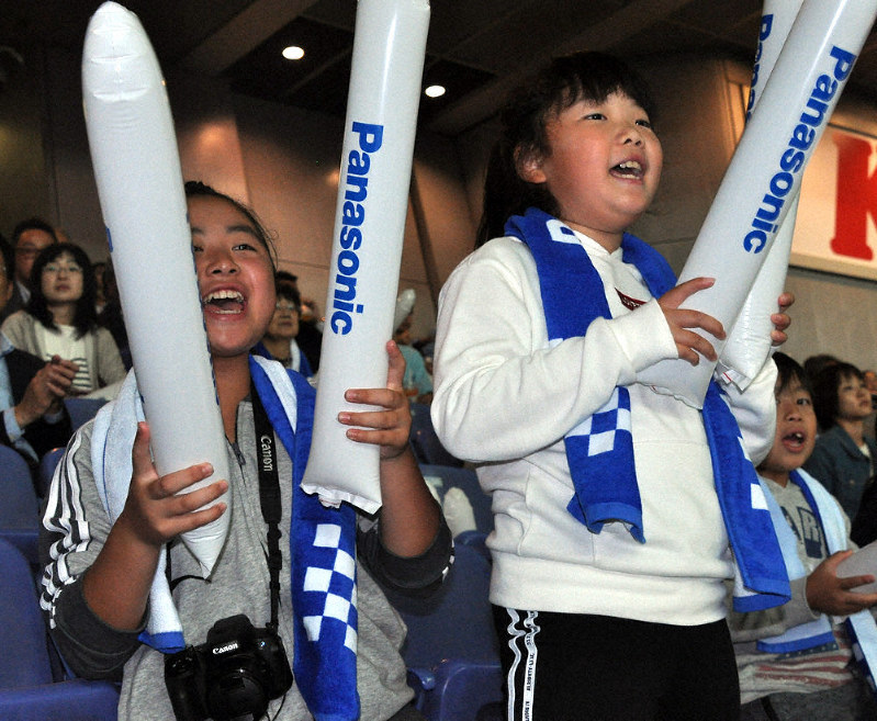 ステックバルーンを持ちパナソニックの応援をする子どもたち=京セラドーム大阪で、荻野公一撮影
