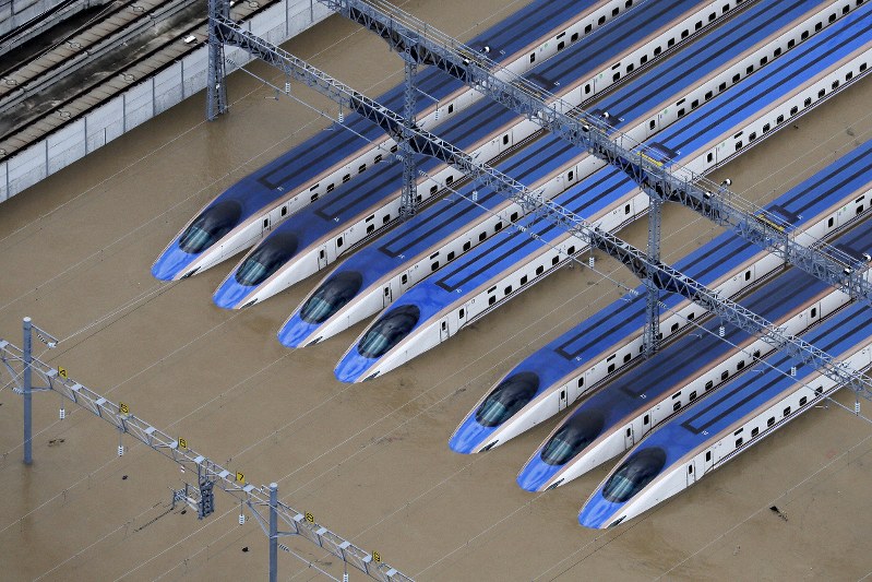 浸水した車両基地に並ぶ北陸新幹線の車両=長野市赤沼で2019年10月13日午前8時5分、本社ヘリから