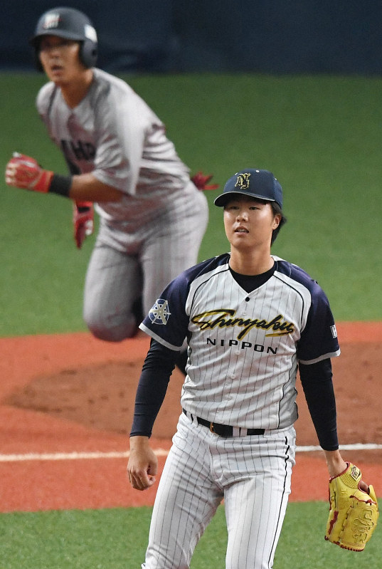 【日本新薬-三菱日立パワーシステムズ】七回裏三菱日立パワーシステムズ2死一、三塁、河野(奥)に右中間2点三塁打を許し、打球の行方を追う日本新薬の岩本=京セラドーム大阪で2019年10月30日、猪飼健史撮影