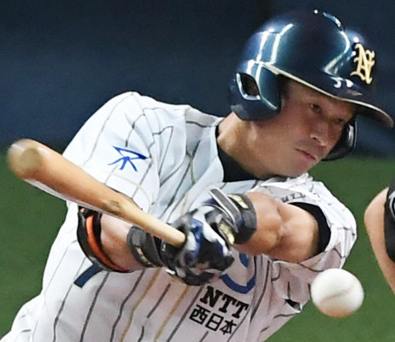 【鷺宮製作所-NTT西日本】五回裏NTT西日本2死満塁、代打・景山が適時内野安打を放つ=京セラドーム大阪で2019年10月30日、猪飼健史撮影