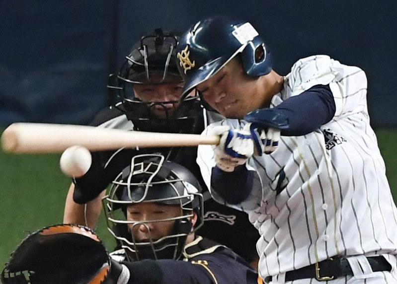【鷺宮製作所-NTT西日本】六回裏NTT西日本1死二塁、日下部が左前適時打を放つ(捕手・長沢)=京セラドーム大阪で2019年10月30日、猪飼健史撮影