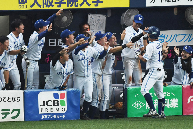 【大阪ガス-JFE東日本】九回表大阪ガス無死、古川(手前右)が右越え本塁打を放ち、チームメートに迎えられる=京セラドーム大阪で2019年10月30日、猪飼健史撮影