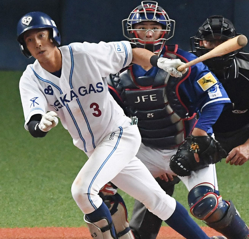 【大阪ガス-JFE東日本】六回表大阪ガス1死満塁、青柳が左中間2点二塁打を放つ(捕手・猪田)=京セラドーム大阪で2019年10月30日、猪飼健史撮影
