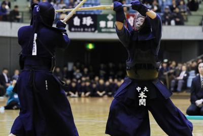 決勝の大将戦で筑波大の選手（左）を攻める中央大の本間