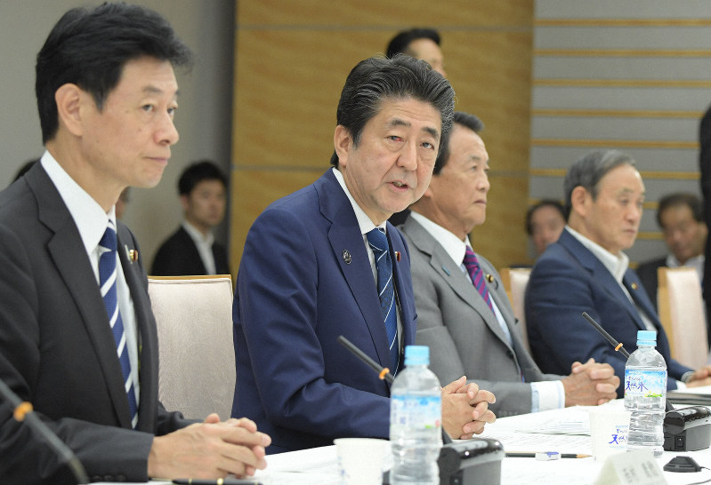第1回全世代型社会保障検討会議で発言する安倍晋三首相(左から2人目)=首相官邸で2019年9月20日、川田雅浩撮影