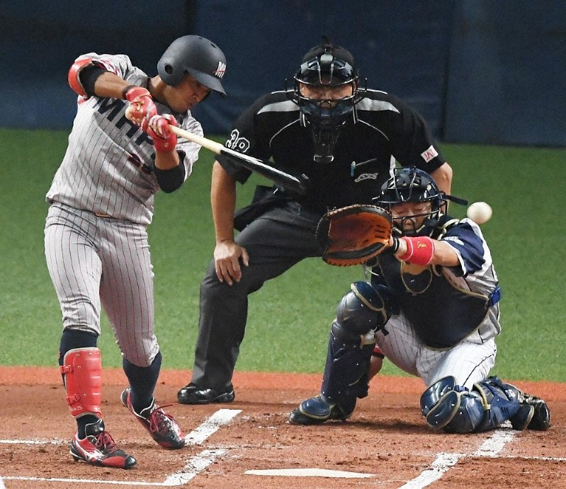 【日本新薬-三菱日立パワーシステムズ】一回裏三菱日立パワーシステムズ無死、八戸が内野安打を放つ=京セラドーム大阪で、猪飼健史撮影