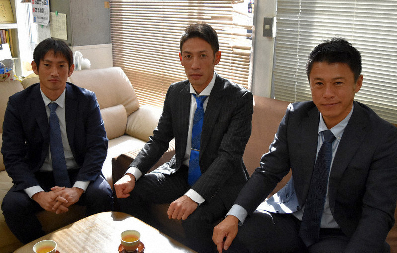 試合結果を報告する田中翔監督代行(中央)ら=富山市桜町2の毎日新聞富山支局で、青山郁子撮影