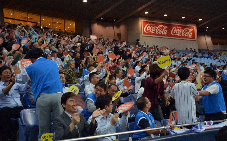 五回裏、同点に追いつき大喜びするNTT西日本の社員たち=京セラドーム大阪で2019年10月30日、松浦吉剛撮影