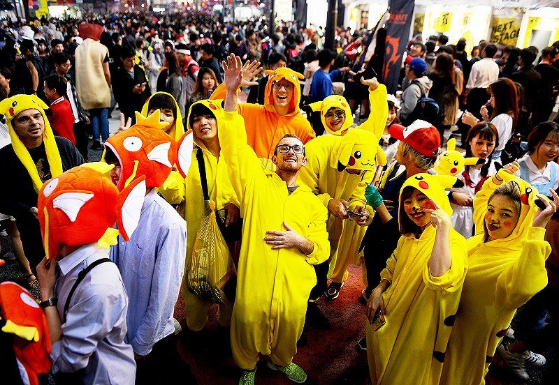 ハロウィーン本番 禁酒と警備強化 仮装の若者 去年より落ち着いた 東京 渋谷 写真特集4 16 毎日新聞