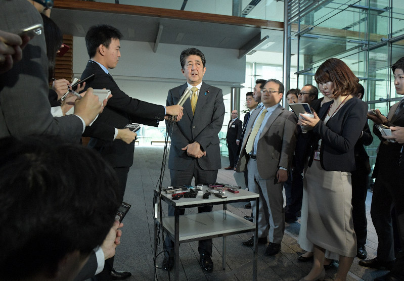河井克行法相の辞任について記者団の質問に答える安倍晋三首相=首相官邸で2019年10月31日午前9時5分、川田雅浩撮影