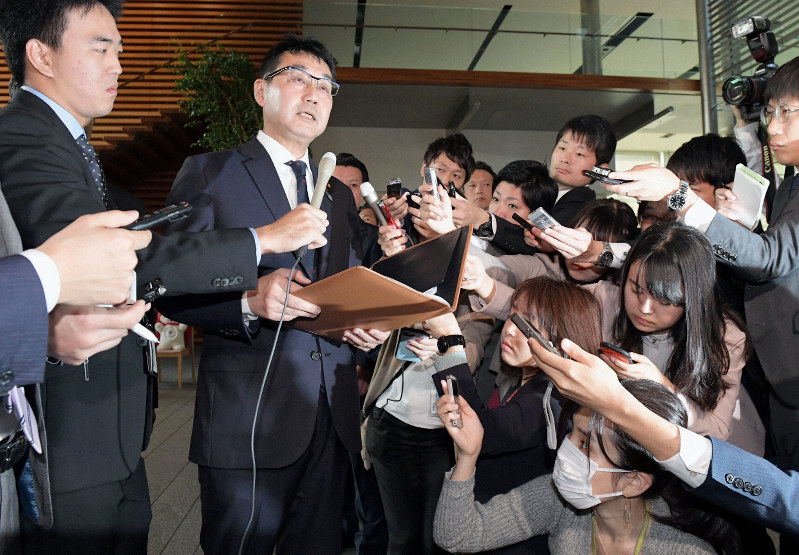 大勢の報道陣が集まる中、安倍晋三首相に辞表を提出したことを明らかにした河井克行法相（左から2人目）＝首相官邸で2019年10月31日午前8時27分、川田雅浩撮影