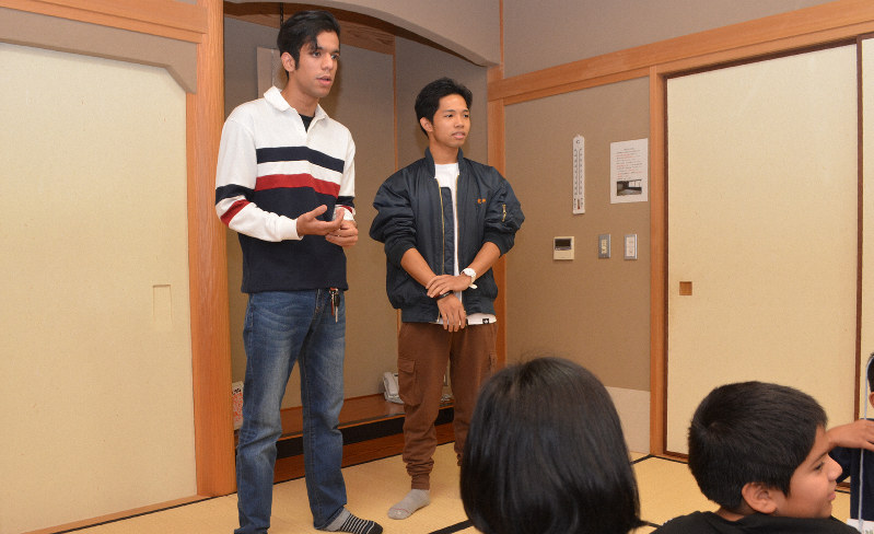 日本での経験を振り返るセイエッド・サルマン・ラザさん(左)と荒井カーロさん=香川県丸亀市南条町の城乾コミュニティセンターで2019年10月26日午前10時47分、金志尚撮影